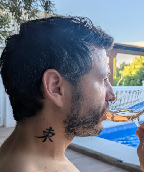 Bebida junto a la piscina